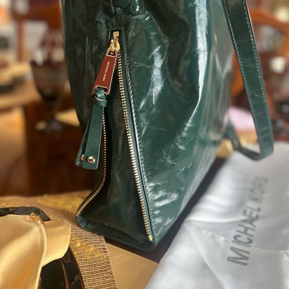 Michael Kors Green Handbag with gold hardware - Picture 5 of 5